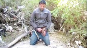 Espiando um macho latino amador se masturbando até o orgasmo