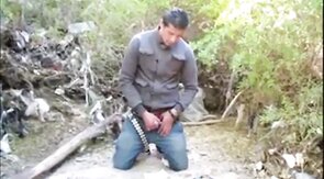 Espiando um macho latino amador se masturbando até o orgasmo