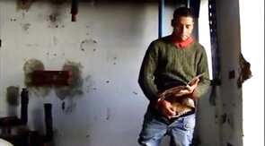 Espiando um macho latino amador se masturbando até o orgasmo