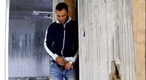 Espiando um macho latino amador se masturbando até o orgasmo