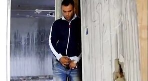 Espiando um macho latino amador se masturbando até o orgasmo