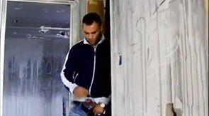 Espiando um macho latino amador se masturbando até o orgasmo