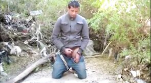 Espiando um macho latino amador se masturbando até o orgasmo