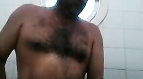 Osito caliente con una gran polla se ducha y se pajea.