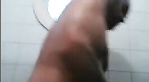 Osito caliente con una gran polla se ducha y se pajea.