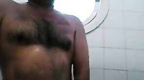 Osito caliente con una gran polla se ducha y se pajea.