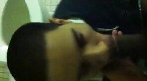 Chupando Rolão no Banheiro - Sexo Oral Amador