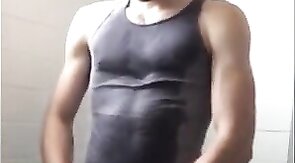 Heiße Amateur-Masturbation eines muskulösen Mannes