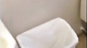 Osazo barbudo: paja en un wc publico - amateur bear daddy man