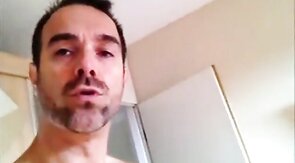 Osos amateurs follando duro en la cama