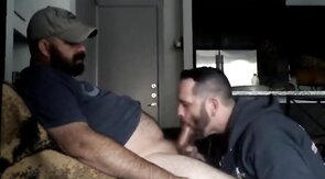Latino Amateur Blowjob mit Cum Tribute