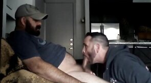 Latino Amateur Blowjob mit Cum Tribute