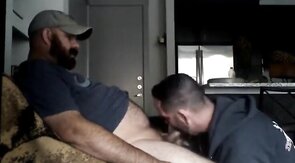 Latino Amateur Blowjob mit Cum Tribute