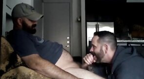 Latino Amateur Blowjob mit Cum Tribute