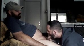 Latino Amateur Blowjob mit Cum Tribute