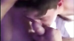 Alter Kerl bekommt einen Amateur Blowjob von einem jungen Mann