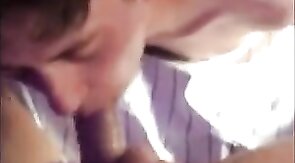 Alter Kerl bekommt einen Amateur Blowjob von einem jungen Mann