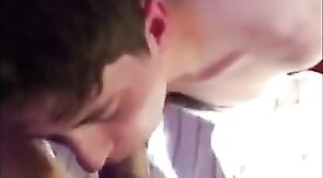 Alter Kerl bekommt einen Amateur Blowjob von einem jungen Mann