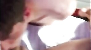 Alter Kerl bekommt einen Amateur Blowjob von einem jungen Mann