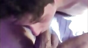 Alter Kerl bekommt einen Amateur Blowjob von einem jungen Mann