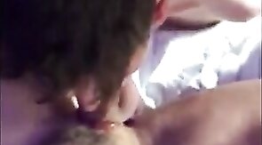 Alter Kerl bekommt einen Amateur Blowjob von einem jungen Mann
