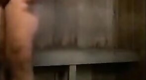 Un mec musclé se branle en extérieur dans un sauna