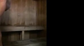 Un mec musclé se branle en extérieur dans un sauna