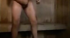 Un mec musclé se branle en extérieur dans un sauna