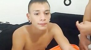 Chupando y tragando semen de un gran pene latino