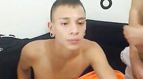Chupando y tragando semen de un gran pene latino