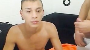 Chupando y tragando semen de un gran pene latino
