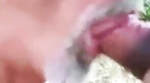 Je suce une grosse bite - partouze gay en plein air avec un ours amateur