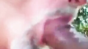 Je suce une grosse bite - partouze gay en plein air avec un ours amateur