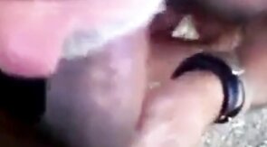 Je suce une grosse bite - partouze gay en plein air avec un ours amateur