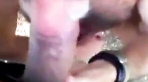 Je suce une grosse bite - partouze gay en plein air avec un ours amateur