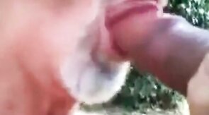 Je suce une grosse bite - partouze gay en plein air avec un ours amateur