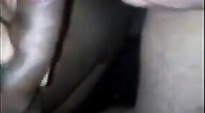 Je me fais sucer par un mec black en voiture