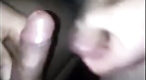 Je me fais sucer par un mec black en voiture