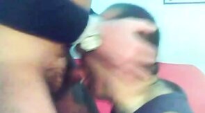 Amateur Maduro se Corre en la Boca de un Oso Tragón