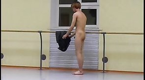 Fully naked man is taking an awesome dance lesson