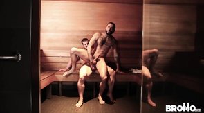 Unlimited anal action of two muscled hunks in sauna