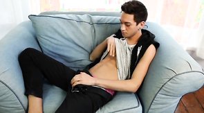 Soloing tanned man stimulates his wet anal hole