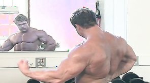 Gym lover shows off his outstanding body shape