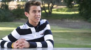 Blue t-shirt blonde dude sucking cock on a big bed