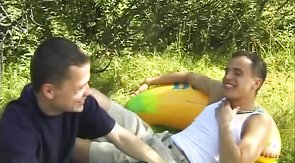 White shirt twink gets a sloppy blowjob outdoors