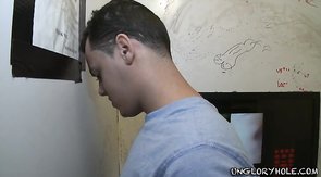 Big man is sucking a juicy straight prick in the Ungloryhole