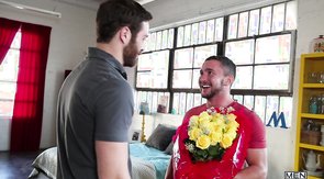 Red t-shirt twink worshiping his date's body