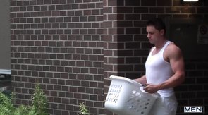 Jacked-up stud does laundry and sucks meaty cocks