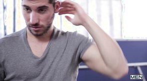 Grey t-shirt hunk gets his cock sucked by a hung dude