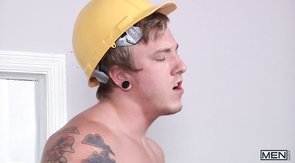 Hardhat hottie blowing a big-dicked, tatted-up dude